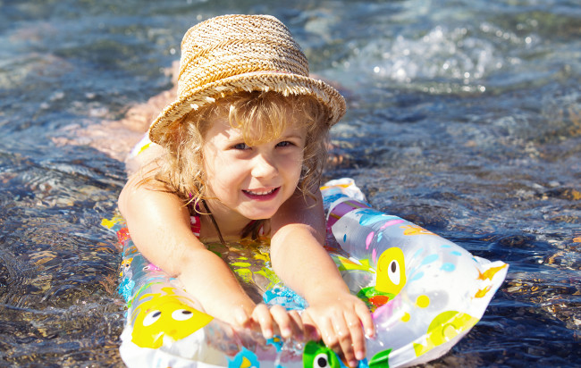 Обои картинки фото разное, дети, девочка, шляпа, матрас, море