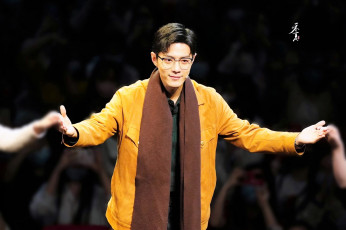 Картинка мужчины xiao+zhan актер театр поклон куртка очки шарф