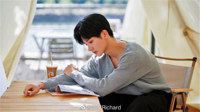 Обои картинки фото li fei, мужчины, li fei richard, актер, свитер, стол, журнал