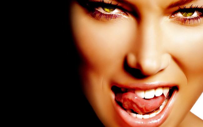 Обои картинки фото девушки, jessica biel, актриса, лицо, взгляд, язык