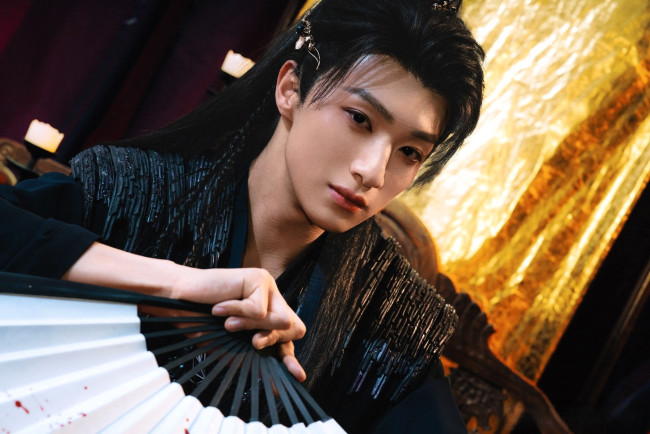 Обои картинки фото кино фильмы, the glory, парень, веер