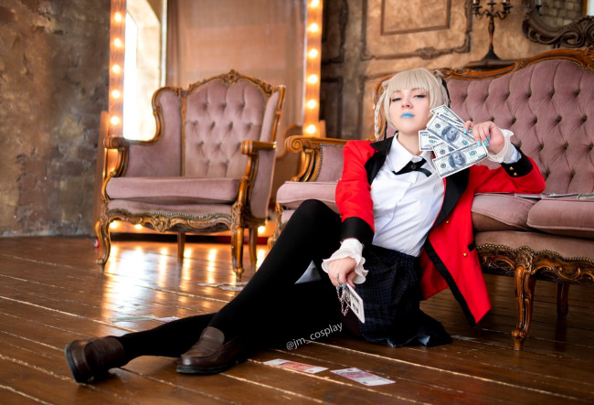 Обои картинки фото девушки, - креатив,  косплей, образ, косплей, наряд, жакет, деньги, диваны