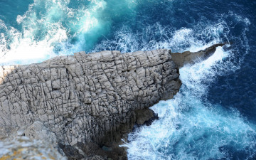 Картинка mountain tail in the waves природа побережье прибой океан гора