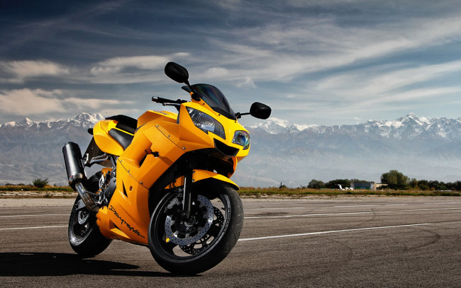 Обои картинки фото мотоциклы, daytona, облака, дорога, горы