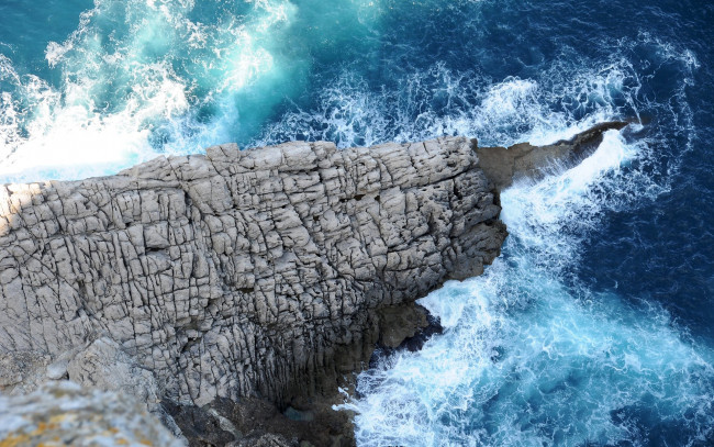 Обои картинки фото mountain, tail, in, the, waves, природа, побережье, прибой, океан, гора