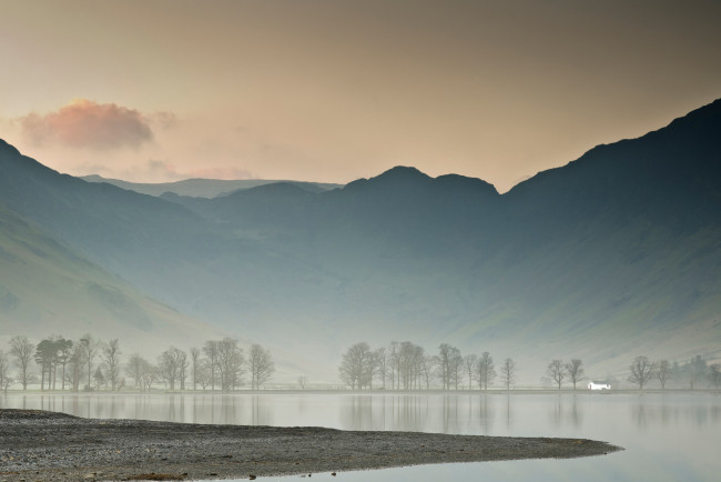 Обои картинки фото природа, горы, домик, деревья, небо, рассвет, озеро, туман