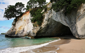 Картинка hahei cathedral cove природа побережье море пляж скала грот деревья