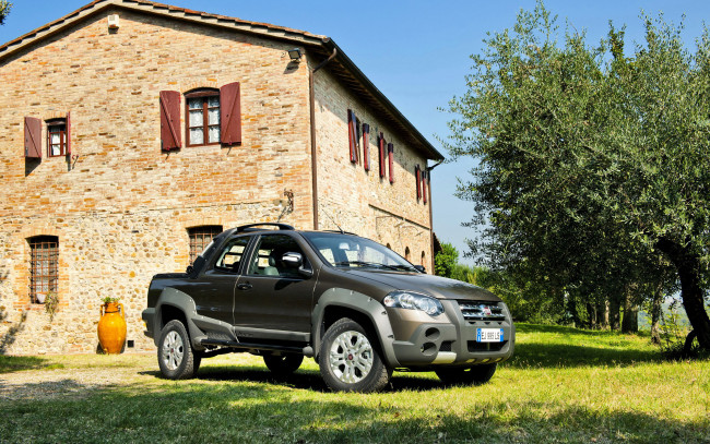 Обои картинки фото 2012 fiat strada adventure, автомобили, fiat, дом, серый, adventure, strada