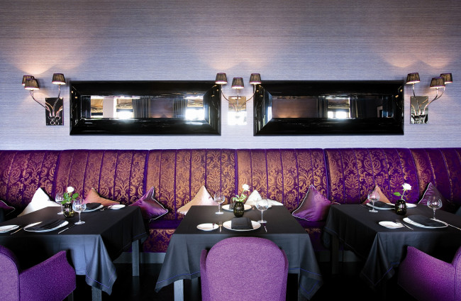 Обои картинки фото интерьер, кафе,  рестораны,  отели, ресторан, сервировка, стулья, столы, скатерти, приборы, диваны, подушки, зеркала, светильники, бра