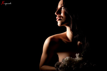 Картинка девушки -unsort+ брюнетки +шатенки черный фон улыбка свет цветы профиль