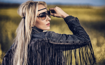 Картинка девушки -unsort+ блондинки джинсовка поза хиппи очки волосы модель