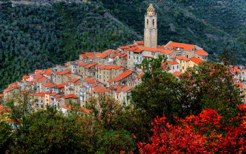 Картинка города -+католические+соборы +костелы +аббатства castel vittorio италия башня крыши дома liguria деревья горы лес часы вид сверху