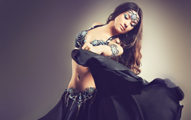 Обои картинки фото девушки, -unsort , брюнетки,  шатенки, девушка, танцовщица, руки, танец, волосы, лицо, юбка