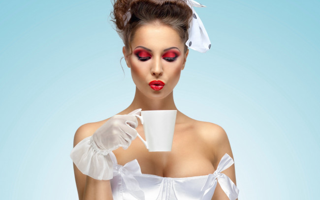 Обои картинки фото девушки, -unsort , брюнетки,  шатенки, губы, тени, ресницы, взгляд, макияж, девушка, корсет, перчатки, кружка, бант, волосы