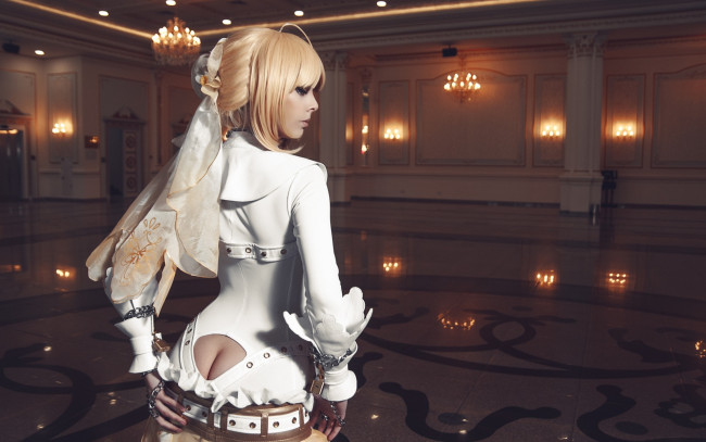 Обои картинки фото девушки, -unsort , креатив, fate, stay, night, cosplay, поза, зал, девушка, saber
