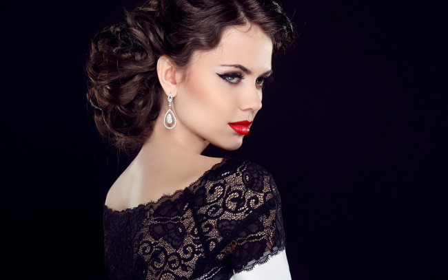 Обои картинки фото девушки, -unsort , лица,  портреты, макияж, причёска, брюнетка, красные, губы, помада