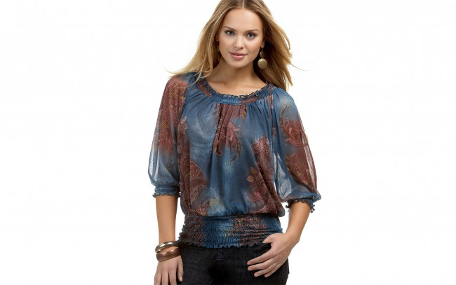 Обои картинки фото девушки, elisandra tomacheski, элисандра, томачески, модель, улыбка, туника, джинсы, браслеты, серьги, украшения