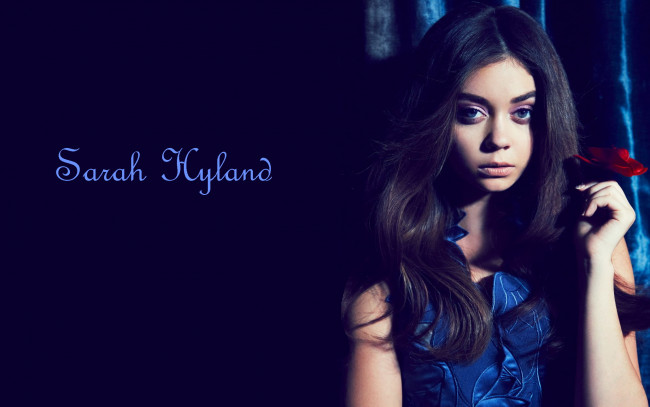 Обои картинки фото девушки, sarah hyland, цветок, взгляд, актриса, сара, хайлэнд, штора