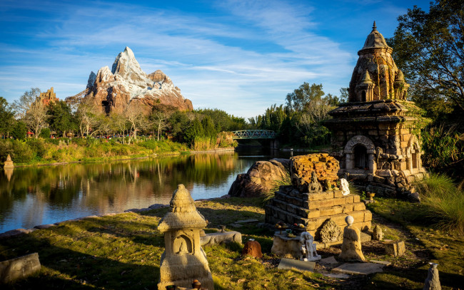 Обои картинки фото города, - памятники,  скульптуры,  арт-объекты, сша, диснейленд, калифорния, анахайм, парк, пруд, мост, гора, скульптуры, декорации