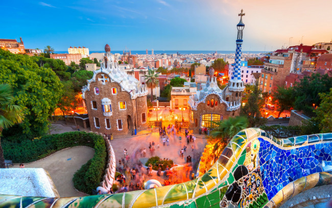 Обои картинки фото города, барселона , испания, фонари, вечер, огни, закат, барселона, дома, парк, дизайн, море, горизонт