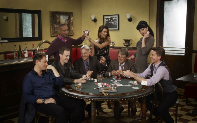 Обои картинки фото кино фильмы, ncis, персонажи, стол