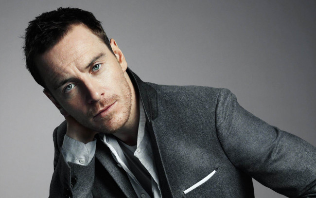 Обои картинки фото мужчины, michael fassbender, взгляд, костюм, щетина, актер, michael, fassbender, майкл, фассбендер