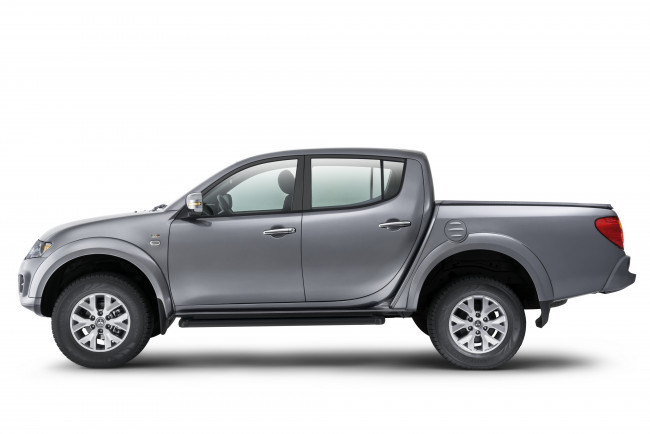 Обои картинки фото автомобили, mitsubishi, 2015г, темный, chrome, edition, l200, triton, hls