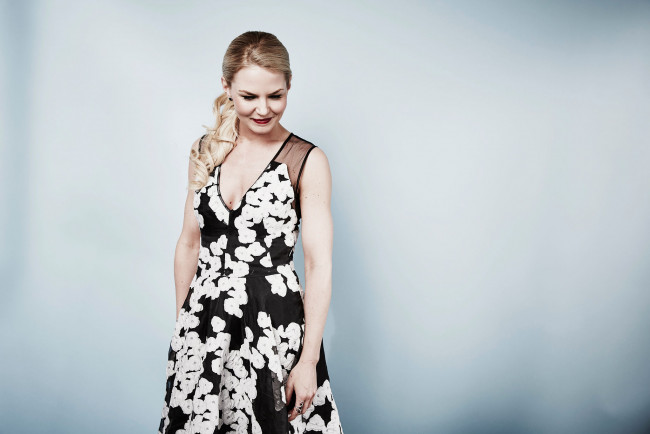 Обои картинки фото jennifer morrison, девушки, улыбка, блондинка, платье, голубой, фон, актриса, дженнифер, моррисон