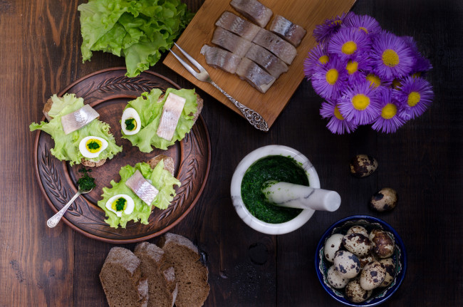 Обои картинки фото еда, бутерброды,  гамбургеры,  канапе, хлеб, зелень, бутерброд, селедка, цветы