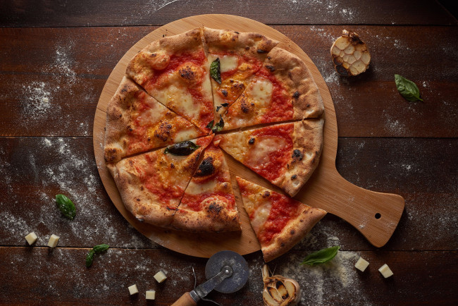 Обои картинки фото еда, пицца, томат, сыр, тесто