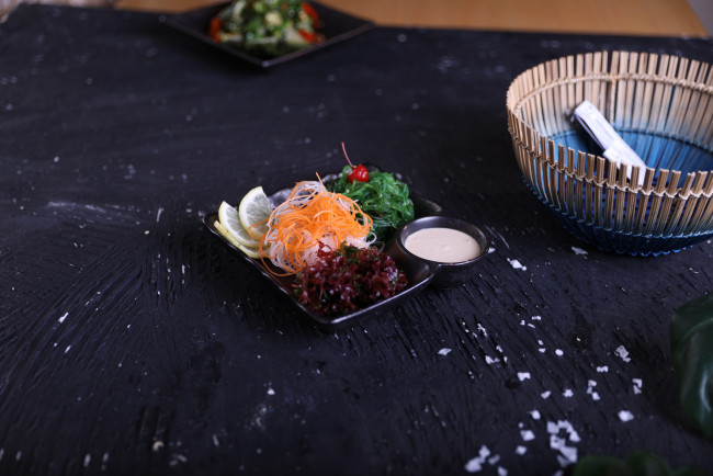 Обои картинки фото еда, разное, морковь, зелень, фунчоза, соус