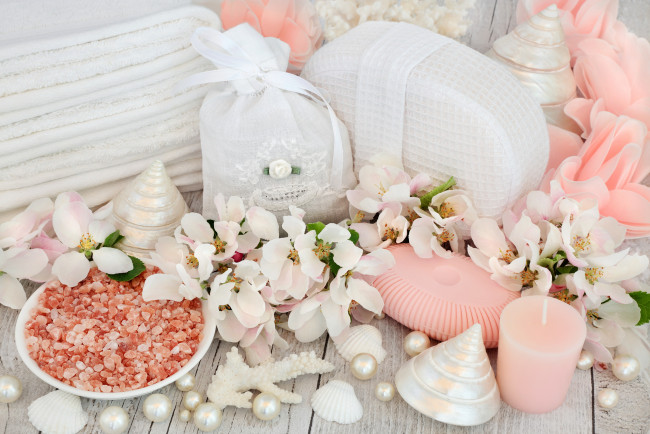 Обои картинки фото разное, косметические средства,  духи, спа, цветы, мыло, полотенце, ракушка, соль, свечи