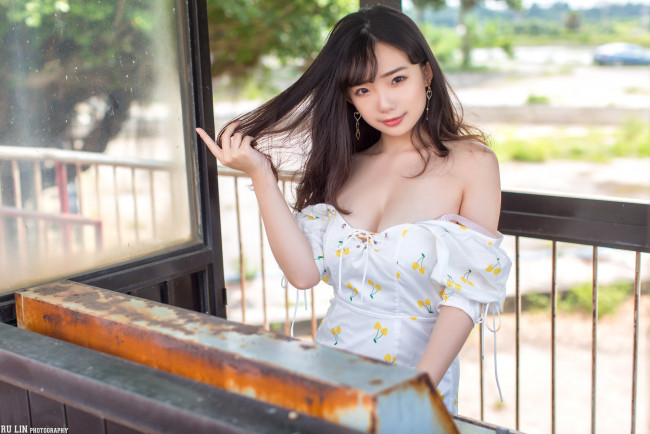 Обои картинки фото девушки, -unsort , азиатки, голые, плечи, улыбка, смотрит, на, зрителя, белое, платье, глубина, поля, женщины, открытом, воздухе, длинные, волосы, брюнетка, ning, shioulin, модель