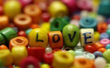 Картинка разное надписи +логотипы +знаки бусины цвета надпись