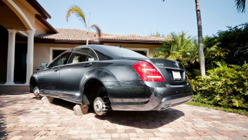 Картинка автомобили mercedes-benz темный кирпичи дом двор