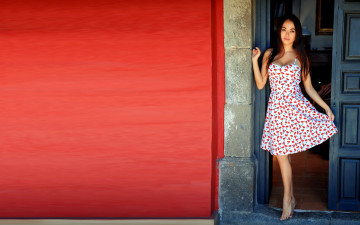 Картинка девушки li+moon платье босые ноги