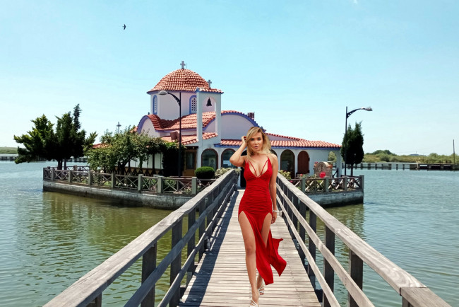 Обои картинки фото девушки, venera maxima, алое, платье, декольте