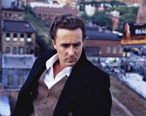 Обои картинки фото мужчины, edward norton, актер, костюм, панорама, город