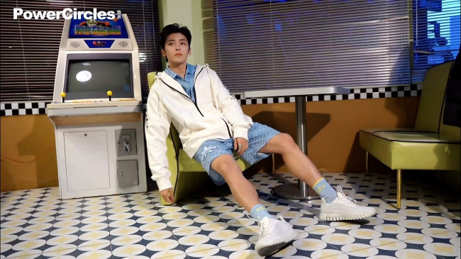 Обои картинки фото мужчины, hou ming hao, актер, куртка, шорты, зал, автомат