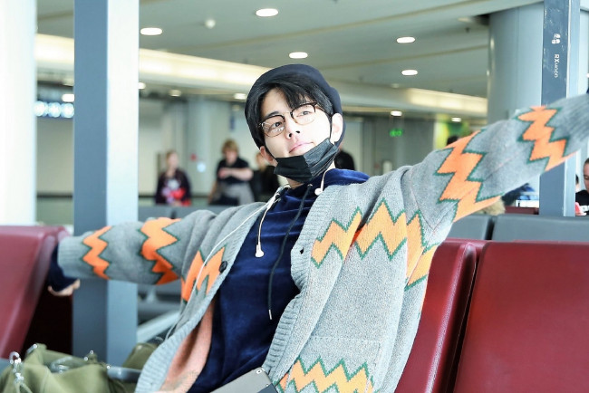 Обои картинки фото мужчины, xiao zhan, актер, кофта, маска, очки, аэропорт