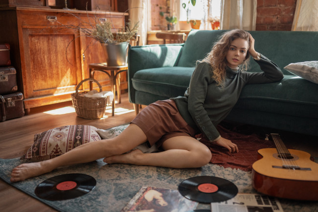 Обои картинки фото девушки, - брюнетки,  шатенки, александр, куренной, женщины, босиком, гитара, беспорядок, винил