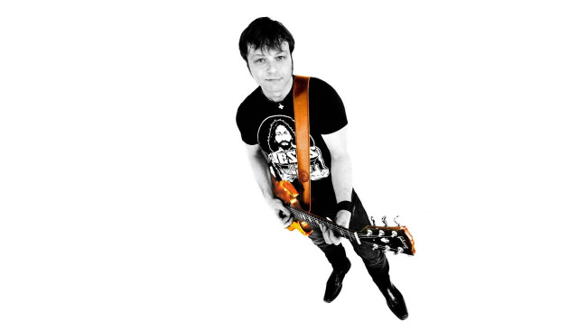 Обои картинки фото daniel boucher, музыка, -другое, мужчина, футболка, гитара, музыкант