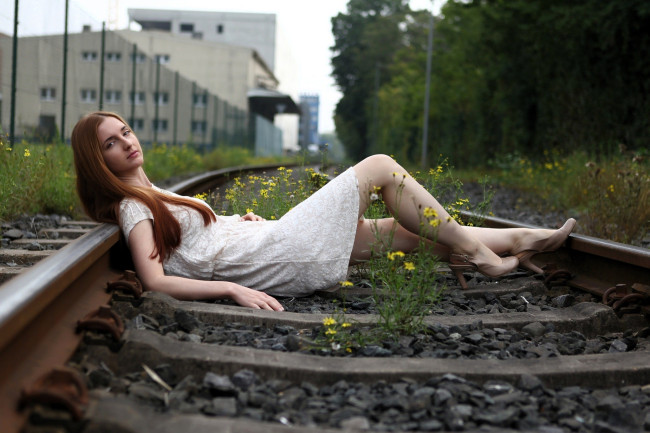 Обои картинки фото девушки, - рыжеволосые и разноцветные, рыжая, платье, рельсы, железная, дорога, вокзал