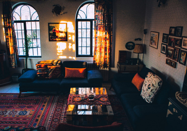 Обои картинки фото интерьер, гостиная, диваны, стол, подушки, окна, шторы, картины