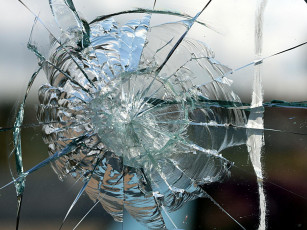 Картинка разбитое стекло разное другое