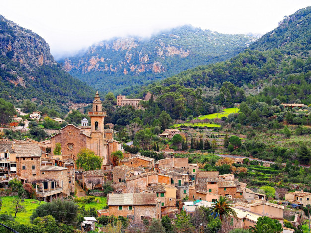 Обои картинки фото valldemossa, mallorca, spain, города, панорамы, испания, здания, мальорка, вальдемоса, дома, горы, balearic, islands, провинция, балеарские, острова, st, bartholomew, church, церковь, святого, варфоломея