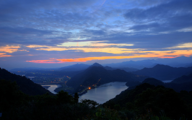 Обои картинки фото города, пейзажи, город, огни, горы, река, облака, рассвет