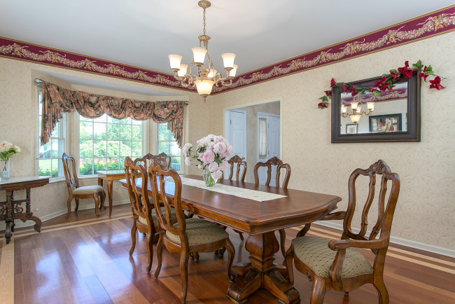 Обои картинки фото интерьер, столовая, букет, декор, стулья, стол