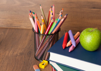 Картинка разное канцелярия +книги яблоко фломастеры карандаши блокнот книги