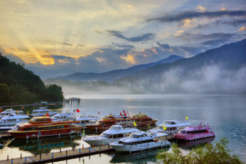 Картинка корабли порты+ +причалы катер горы лучи небо облака причал озеро